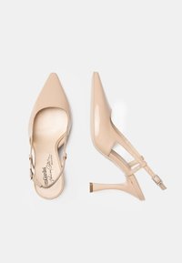 Beżowe lakierowane szpilki z noskiem w szpic, designem slingback, regulowanym paskiem na kostce i obcasem w kształcie stiletto o wysokości 10 cm.