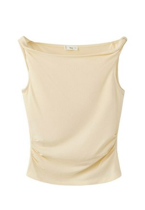 Bež ženski top bez rukava s širokim izrezom u obliku brodske krme i suptilnim naborima sa strane, izrađen od mekanog, laganog materijala.