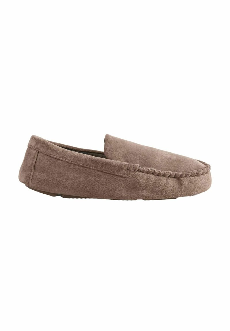 Brune ruskinds mokkasin slip-on sko med en syning omkring tæerne og en flad gummisål. Blød tekstur og rund form.