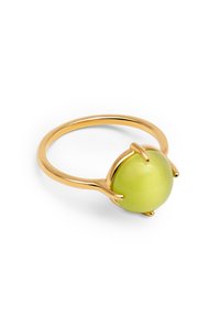 Goldfarbene Ring mit einem großen, runden, hellgrünen Edelstein, der in vier Krappen gehalten wird, mit einer glatten, reflektierenden Oberfläche und schmalem Band.