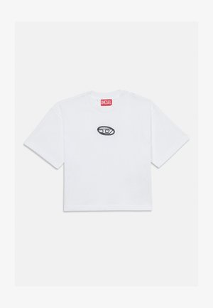 Bijela kratka majica s kratkim rukavima s malim crnim ovalnim logotipom u sredini prsa i crvenom Diesel etiketom na izrezu.