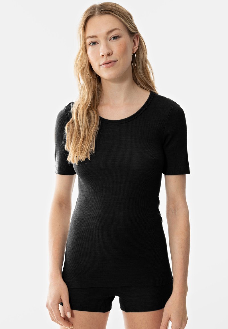 Černý žebrovaný top s krátkým rukávem a kulatým výstřihem. Vyroben z měkkého materiálu, pěkně sedí a má hladkou texturu. Vhodný pro vrstvení.
