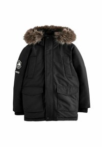 Čierna zateplená parka s umelou kožušinou na kapucni, ktorá má dve predné vrecká so zapínaním na klopu, zips a elastické manžety. Hladká textúra.