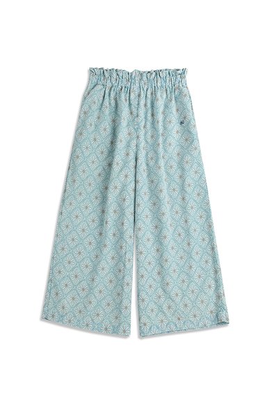 Lyseblå bukser med vide ben, elastisk talje og et gentaget mønster af hvide og beige blomster i diamantform.