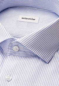 Lichtblauw en wit gestreept overhemd met een spread-kragen en witte knopen, met een "seidensticker" label binnenin de kraag.