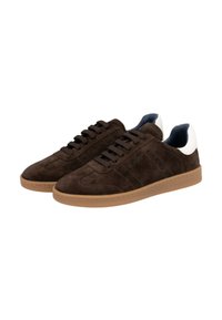 Sneaker in suede marrone con suola in gomma marrone chiaro, lacci scuri e dettagli bianchi sul tallone. Presentano dettagli perforati sui lati.