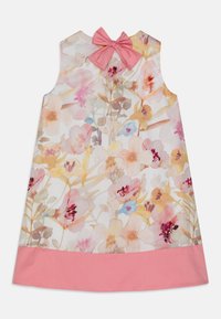 Beżowa sukienka bez rękawów z pastelowym wzorem kwiatowym na białym tle, z jednolitym różowym dołem i satynową wstążką przy dekolcie.