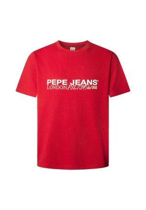 Červené bavlněné tričko s bílým potiskem, na kterém je nápis "PEPE JEANS LONDON PJL73 Club" s akcentem britské vlajky. Krátké rukávy.