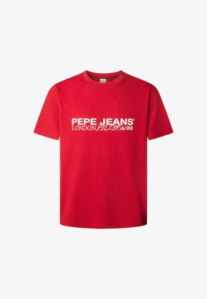 Červené bavlněné tričko s bílým potiskem, na kterém je nápis "PEPE JEANS LONDON PJL73 Club" s akcentem britské vlajky. Krátké rukávy.