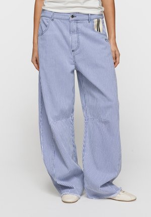 Szerokie spodnie w niebiesko-białe paski z wysokim stanem, przednimi kieszeniami i surowymi brzegami, wykonane z lekkiego materiału.