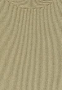 Top en maille côtelée beige clair, avec un col rond et un tissu texturé. Le design met l'accent sur la douceur et l'élasticité.