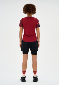 CEP THE RUN SHORT SLEEVE - Basic T-shirt - dark red geometrics