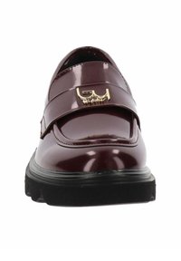 Mocassini in pelle verniciata bordeaux con un accentuazione dorata del logo, caratterizzati da una punta rotonda e una suola in gomma nera, visti frontalmente.