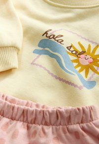 Valimata, yellow animal print