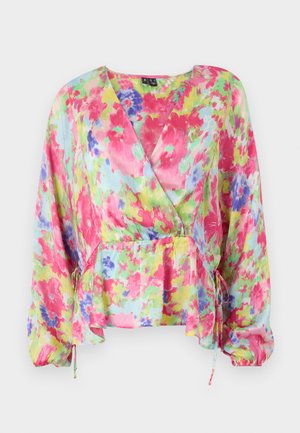 Pestrá květinová blůza se zavinovacím střihem vyrobená z lehké, zmačkané tkaniny. Má růžové, žluté a modré vzory, nařasený pas a balónové rukávy.