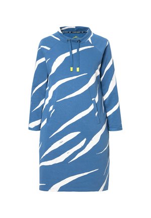 Robe bleue avec des rayures abstraites blanches, faite en tissu doux, qui présente un col montant, un cordon de serrage avec des accents jaunes et deux poches latérales.