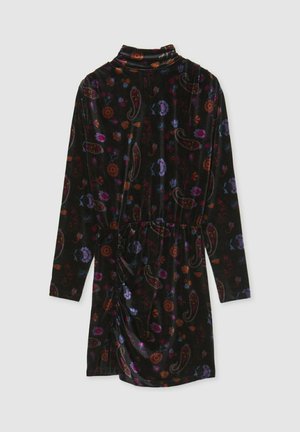 Abito in velluto nero a maniche lunghe con motivo paisley e floreale in diverse tonalità, dotato di colletto alto e dettaglio arricciato sui lati.