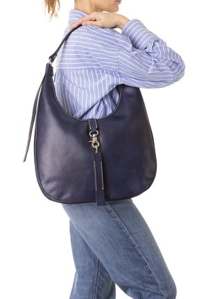 Dunkelblaue Leder-Handtasche im Hobo-Stil, mit silbernem Zubehör und einem strukturierten Schulterriemen. Auffällige Nähte betonen das Design.