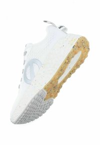 Witte sneaker met een textuurachtige mesh bovenkant, grijze accenten en een gevlekte rubberen zool. Bevat een groot, gestileerd logo aan de zijkant.