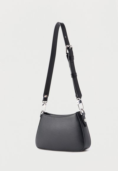 Μαύρη δερμάτινη γυναικεία τσάντα με κυρτό σχήμα, ρυθμιζόμενο λουράκι, ασημένια εξαρτήματα και λείο υλικό. Μινιμαλιστικός σχεδιασμός χωρίς ορατά μοτίβα.
