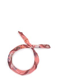 Paño de seda para el cabello con una base rosa y patrones florales en púrpura y crema, atado en un nudo, con acentos de un marrón oscuro que contrastan.