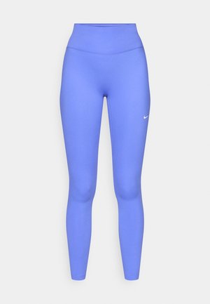 Blaue Leggings mit hoher Taille aus glattem, dehnbarem Stoff, mit einem kleinen weißen Nike-Logo auf der linken Seite, figurbetontem Design.