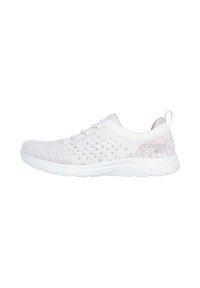 Zapatilla deportiva blanca con una parte superior de malla que presenta patrones texturizados. Cuerdas elásticas, suela acolchada y forma redondeada.