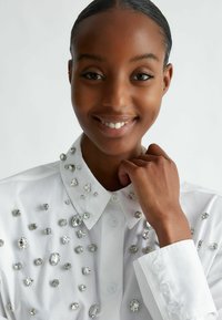 LIU JO WITH RHINESTONES - Bluza s gumbima - white