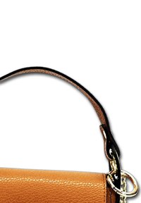 Tan leren tas met een gladde textuur, voorzien van een zwarte accentriem en hardware in goudkleur. Inclusief een kettinglinkdetail.