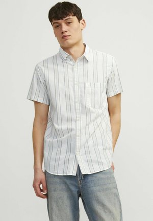 Camisa de botones de manga corta en tejido ligero. Blanca con rayas azules verticales. Cuenta con un bolsillo en el pecho y un cuello estándar.