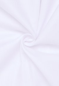 Weißer Fischgrätstoff, leichte Textur mit einem subtilen Glanz, glatte Oberfläche, mit einem Muster aus kleinen diagonalen Linien überall.