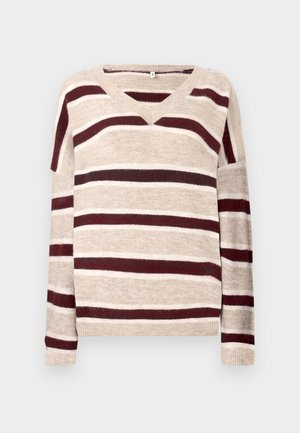 Bež pulover s V-izrezom v temno rdečih in kremnih črtah. Ima dolge rokave in rebrast rob. Mehka tekstura in sproščen kroj.