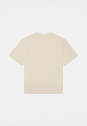 Beżowa koszulka bawełniana z krótkim rękawem, okrągłym dekoltem i prostym, nieskomplikowanym wzorem, o luźnym kroju i gładkiej teksturze.