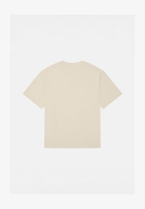 Beżowa koszulka bawełniana z krótkim rękawem, okrągłym dekoltem i prostym, nieskomplikowanym wzorem, o luźnym kroju i gładkiej teksturze.