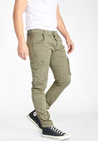 Olijfgroene cargobroeken gemaakt van duurzaam fabric, met meerdere zakken, een slim fit ontwerp en een ritszak aan de zijkant.