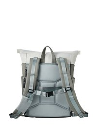 Zaino multi-tasche grigio con un flap superiore bianco, spallacci regolabili imbottiti, pannello posteriore testurizzato e dettagli hardware in evidenza.