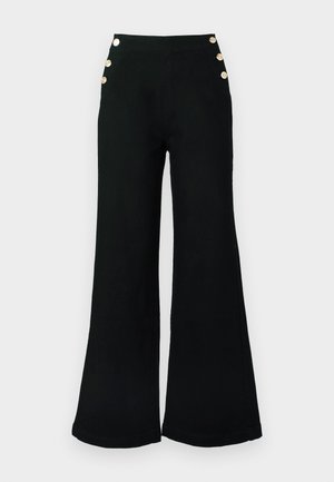 Pantalones negros de talle alto hechos de mezclilla. Diseño de pierna ancha con cuatro botones dorados a un lado. Textura suave y ajuste entallado.