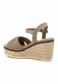 Sandalo wedge beige con tomaia in tessuto intrecciato, design con cinghie incrociate e cinturino alla caviglia. Suola intermedia in espadrille testurizzata e suola in gomma.