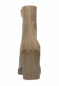 Beige Wildleder-Ankle-Boot mit einem hohen, strukturierten Absatz und einem seitlichen Reißverschluss. Schlichtes Design mit glatten Flächen und minimalen Details.