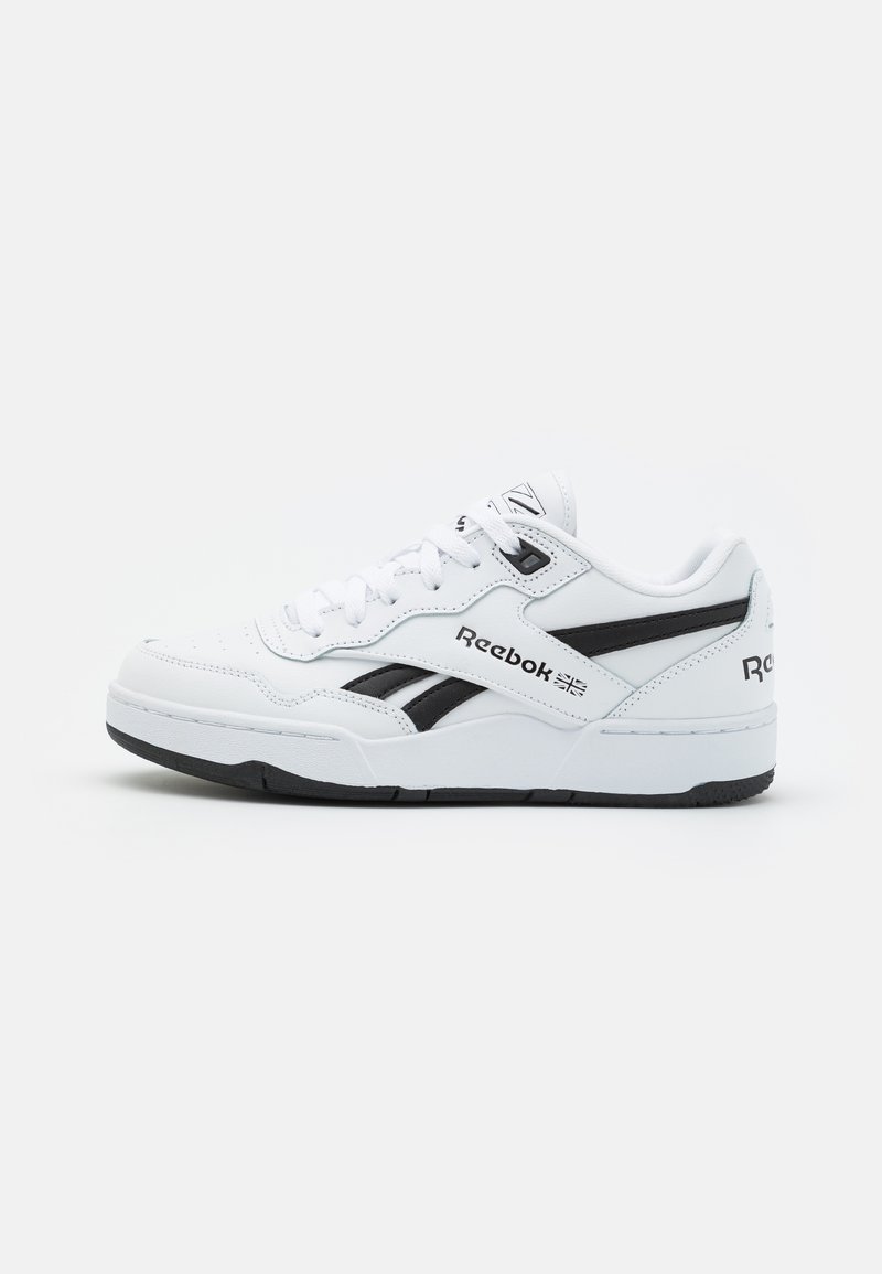 Białe sneakersy z czarnymi akcentami, wykonane ze skóry. Posiadają sznurowany design, okrągły czubek i bieżnikowaną gumową podeszwę. Logo po bokach i na pięcie.