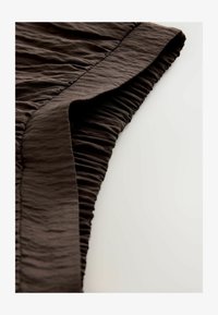 Ei valittu, chocolate brown