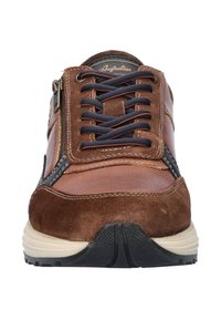 Braune Leder- und Wildledersneaker mit marineblauen Schnürsenkeln, kontrastierenden Nähten, Netzeinsätzen und einer strukturierten Gummisohle. Reißverschlussakzent an der Seite.