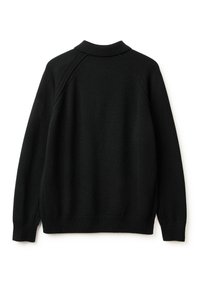 Czarny wełniany sweter z żebrowanym kołnierzem, rękawami raglanowymi i zaokrąglonym dołem. Tkanina wydaje się miękka o gładkiej fakturze.