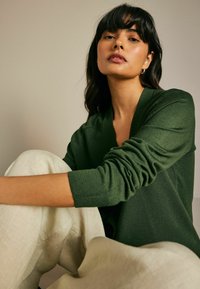 Next UP PETITE - Cardigan - khaki green
