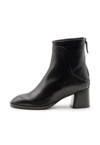 Stivaletto in pelle nera con punta quadrata e tacco chunky. Presenta una cerniera laterale e una texture liscia e lucida con cuciture minime.