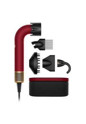 Rødt og sort hårtørrer med fem sorte tilbehørshoveder og en matchende rektangulær opbevaringsæske.