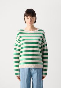 Maglione a righe beige con strisce orizzontali verdi. Presenta un collo rotondo e una vestibilità ampia, realizzato in un tessuto morbido e testurizzato.