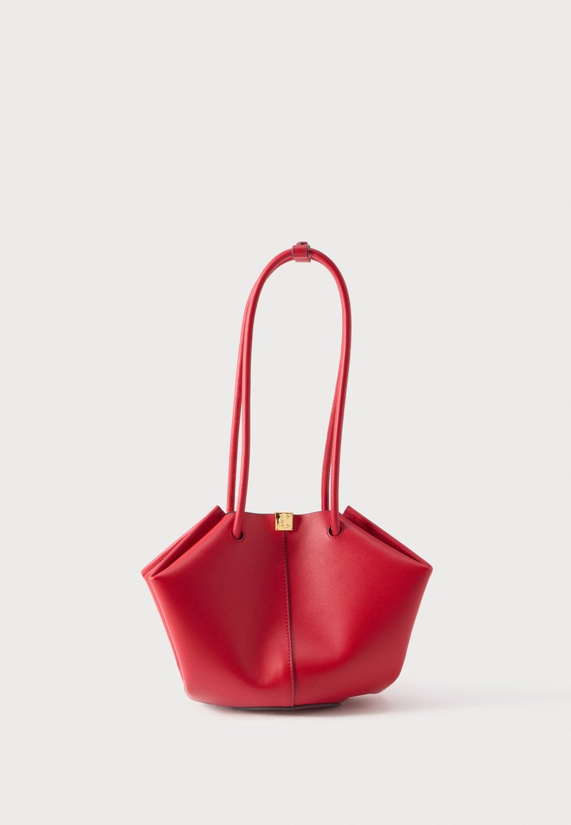 Borsa a mano in pelle rossa con un design unico piegato, due manici lunghi e una piccola chiusura quadrata dorata al centro.