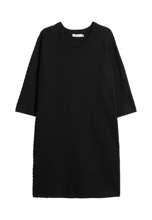 Czarna dzianinowa sukienka o fakturowanej powierzchni, z okrągłym dekoltem i krótkimi rękawami. Sięga do połowy uda. Prosty krój bez ozdób.