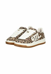 Sneakers con parte superiore in stampa leopardata, lacci bianchi e logo in pelle bianca. Suola in gomma con un accento marrone e superficie testurizzata.